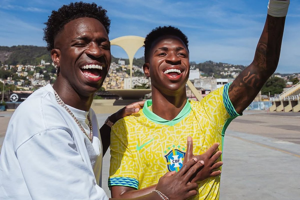 Vinícius Júnior se diverte em lançamento de estátua de cera no Rio de Janeiro (foto: Reprodução/Instagram)