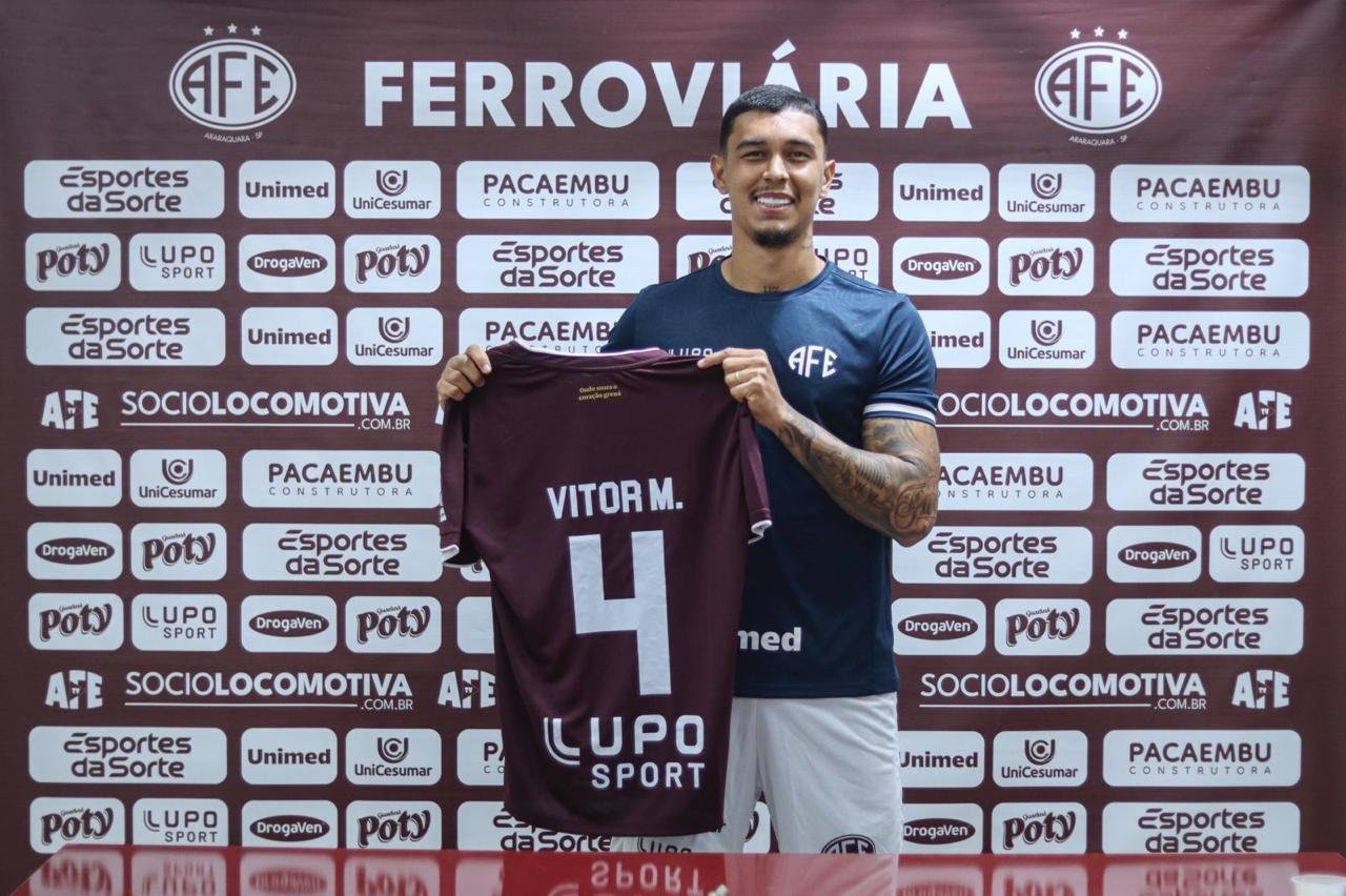 Vitor Mendes é apresentado pela Ferroviária (foto: Divulgação)