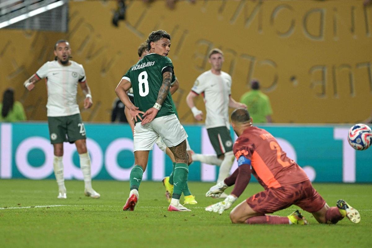 Gol contra deu vitória para o Chelsea no fim do jogo (foto: JUAN MABROMATA/AFP)
