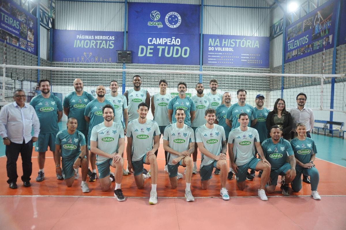 Entre os jogadores (de camisa clara), Wilian é o quarto da esquerda para a direita na foto do elenco do Cruzeiro (foto: Alexandre Guzanshe/EM/D.A Press)