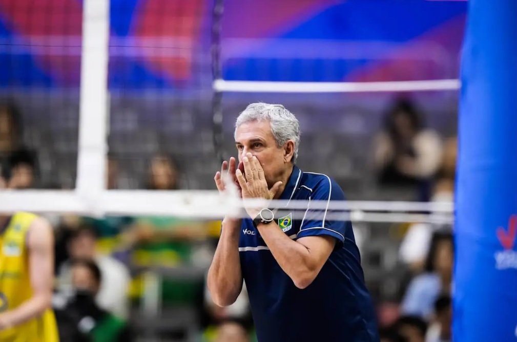 Zé Roberto Guimarães passa orientação em quadra (foto: Divulgação/CBV)