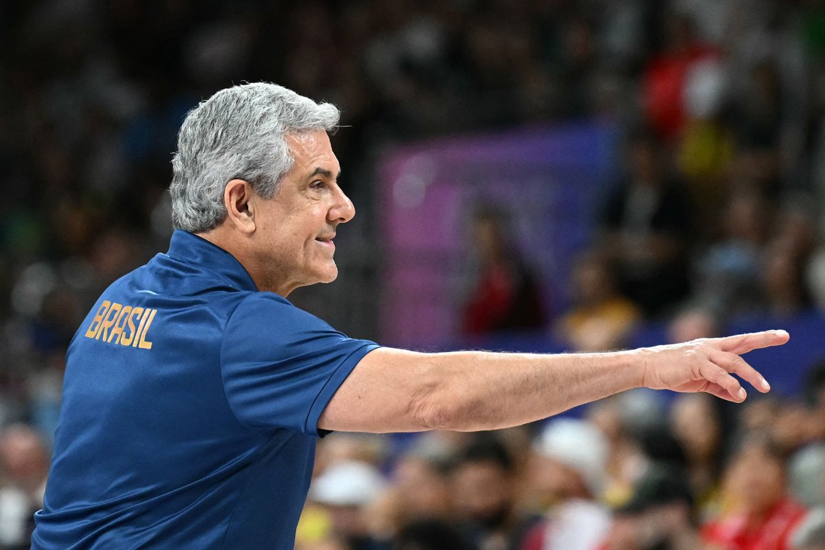José Roberto Guimarães, técnico da Seleção Brasileira Feminina de Vôlei (foto: NATALIA KOLESNIKOVA/AFP)
