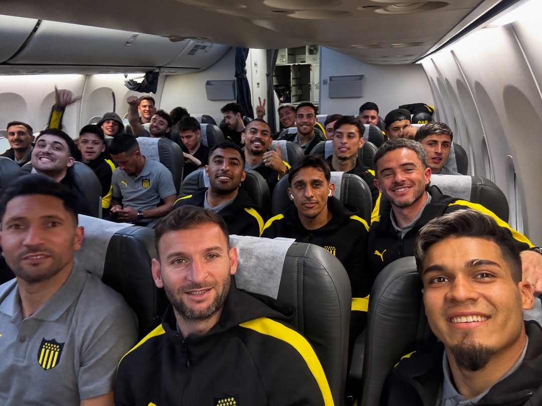 Jogadores do Peñarol sentados dentro da aeronave (foto: Peñarol/Divulgação)