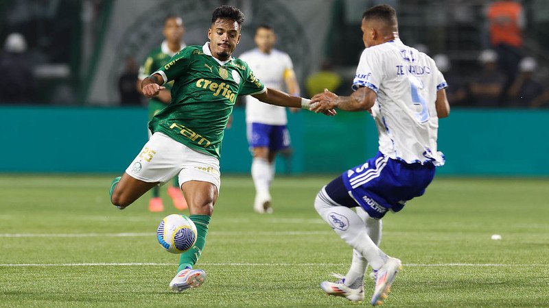 Gabriel Menino em ação pelo Palmeiras contra o Cruzeiro; meio-campista marcou gol contra a Raposa em 2024 - (foto: Cesar Greco/Palmeiras)