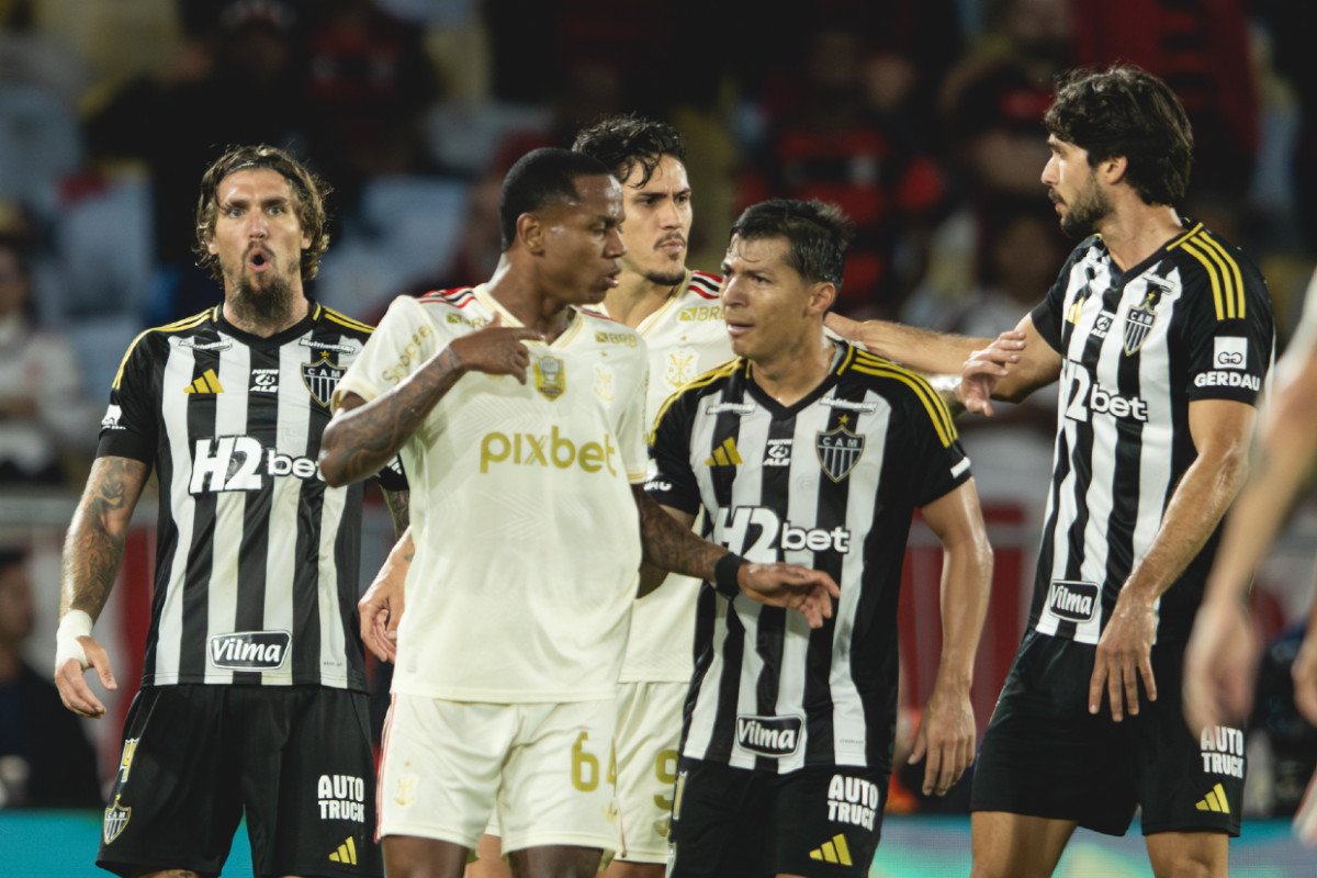 Lyanco, Franco e Rabello, do Atlético, em discussão com Wallace Yan e Pedro, do Flamengo (foto: Pedro Souza / Atlético)