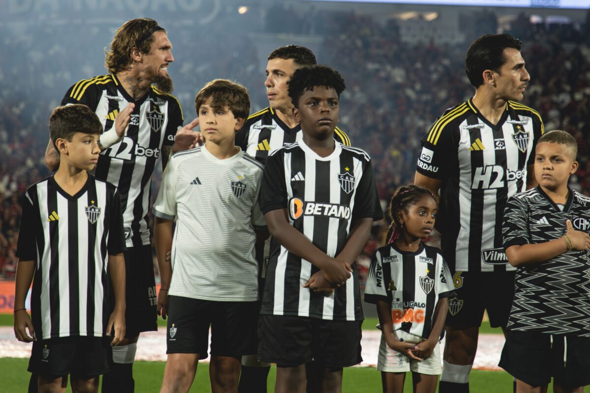 Lyanco, Saravia e Junior Alonso, do Atlético (foto: Pedro Souza / Atlético)