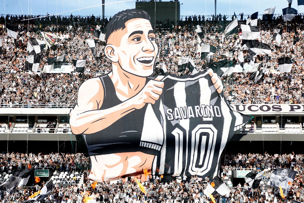 Torcida do Botafogo fez mosaico em homenagem ao atacante Savarino no jogo contra o Cruzeiro, no Nilton Santos (foto: Vitor Silva/Botafogo)