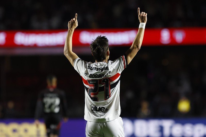 Bobadilla ergue os braços (foto: Rubens Chiri/São Paulo)