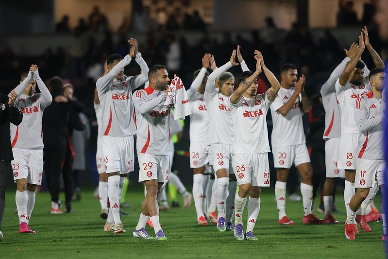 Jogadores do Internacional aplaudem torcida (foto: Ricardo Duarte/Internacional)
