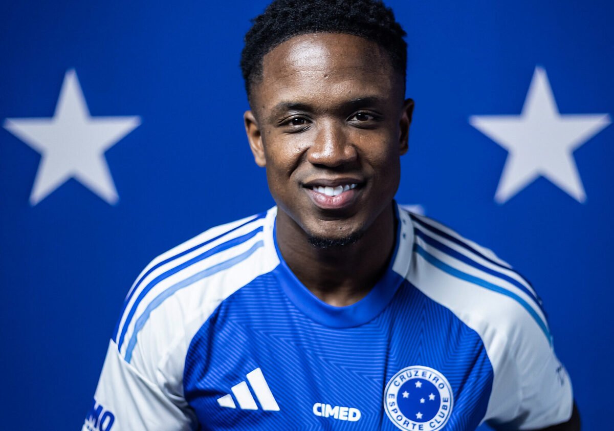 Luis Sinisterra com a camisa do Cruzeiro (foto: Gustavo Aleixo/Cruzeiro)