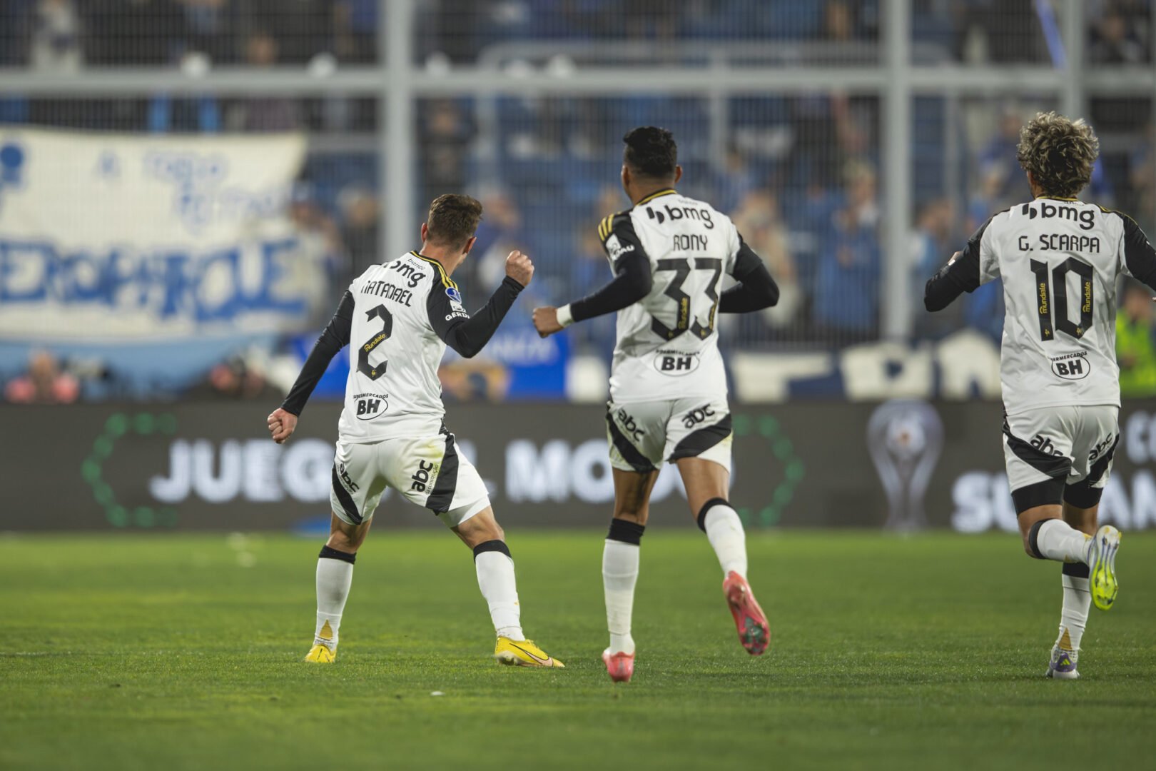 Jogadores do Atlético comemoram gol de Natanael sobre o Godoy Cruz (foto: Pedro Souza/Atlético)