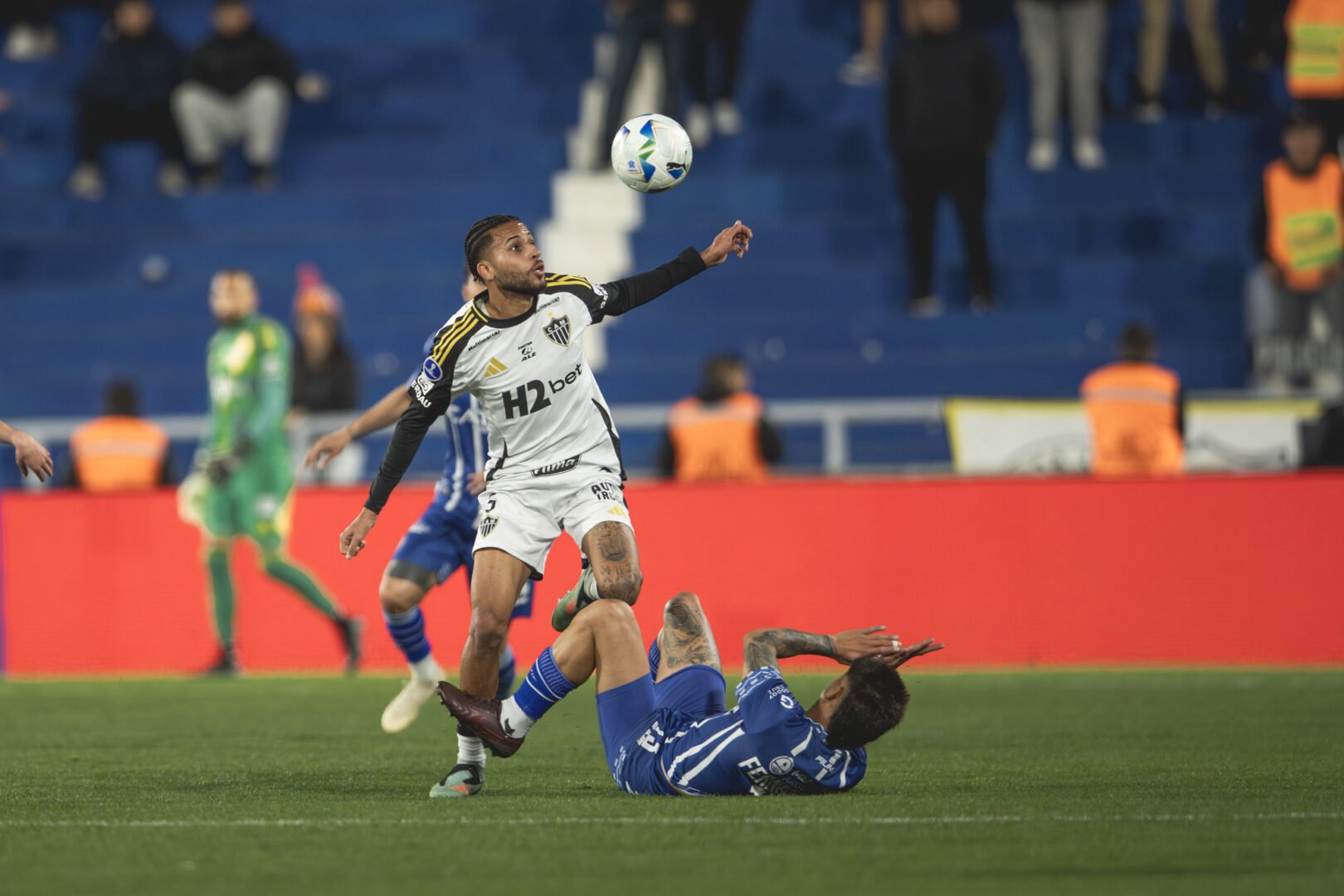 Alexsander em disputa de bola durante Godoy Cruz x Atlético (foto: Pedro Souza/Atlético)