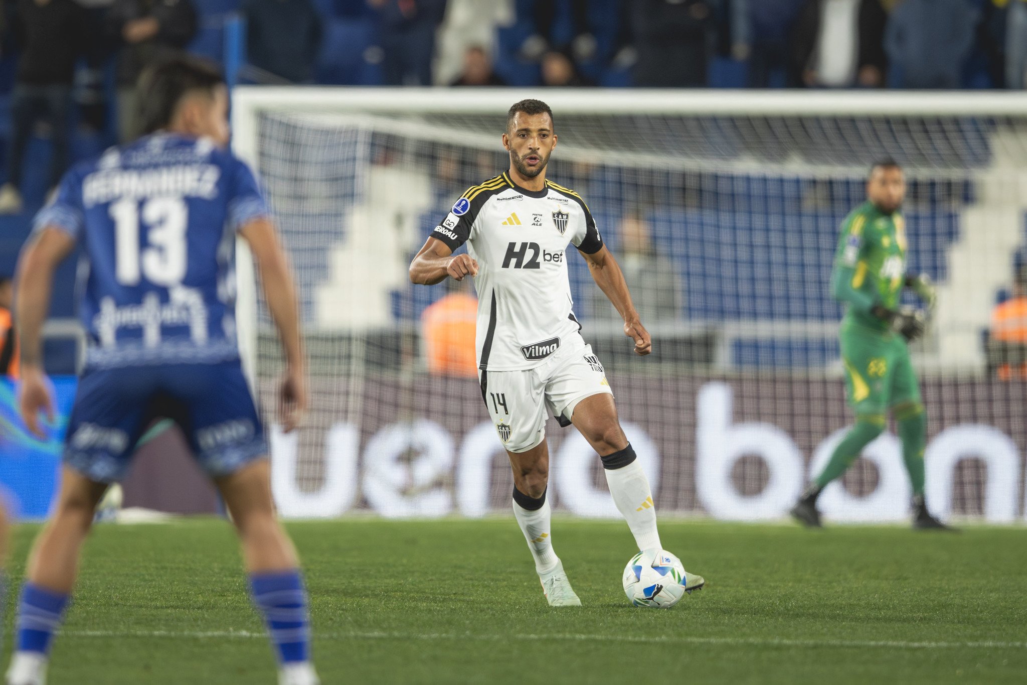 Vitor Hugo conduz a bola pelo Atlético durante jogo contra o Godoy Cruz - (foto: Pedro Souza/Atlético)