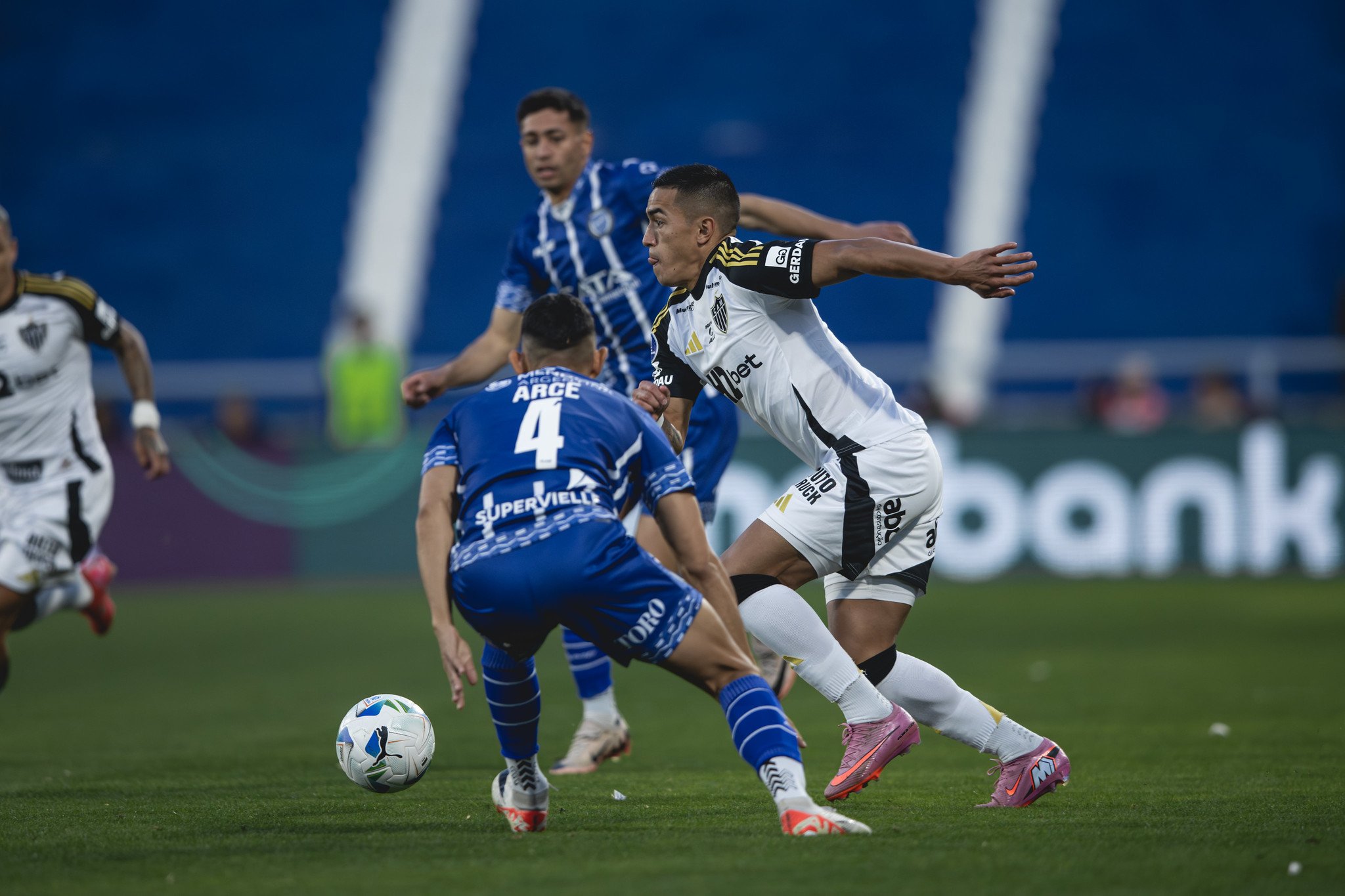 Cuello conduz a bola pelo Atlético em jogo contra o Godoy Cruz - (foto: Pedro Souza/Atlético)