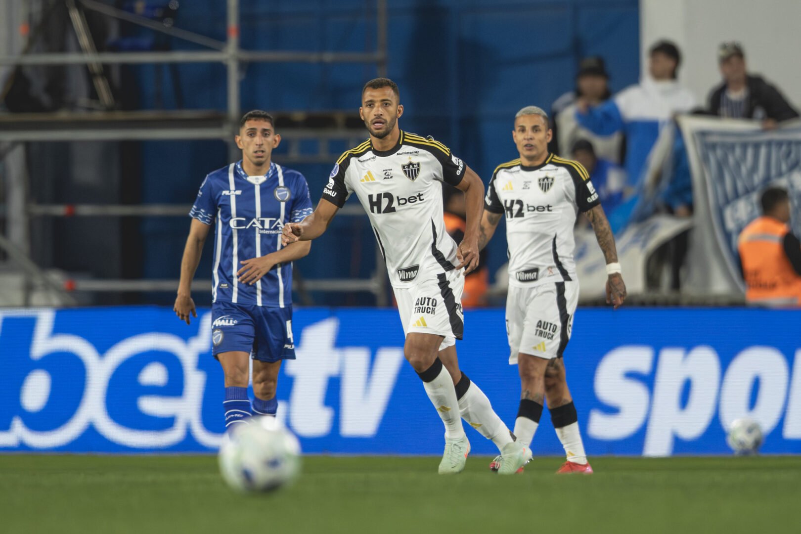 Vitor Hugo (ao centro da foto) observa bola durante duelo entre Godoy Cruz e Atlético pela Sul-Americana - (foto: Pedro Souza/Atlético)