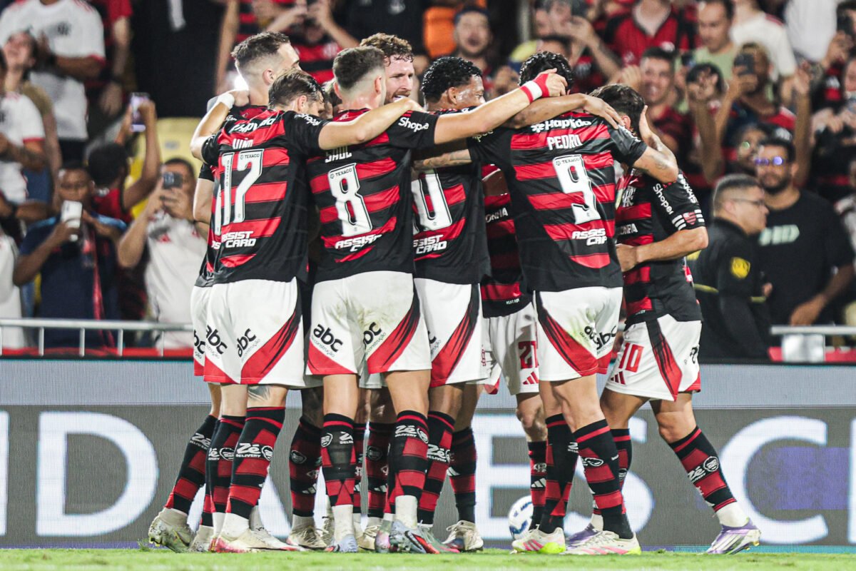 Jogadores do Flamengo celebram gol sobre o Vitória (foto: Gilvan de Souza/Flamengo)