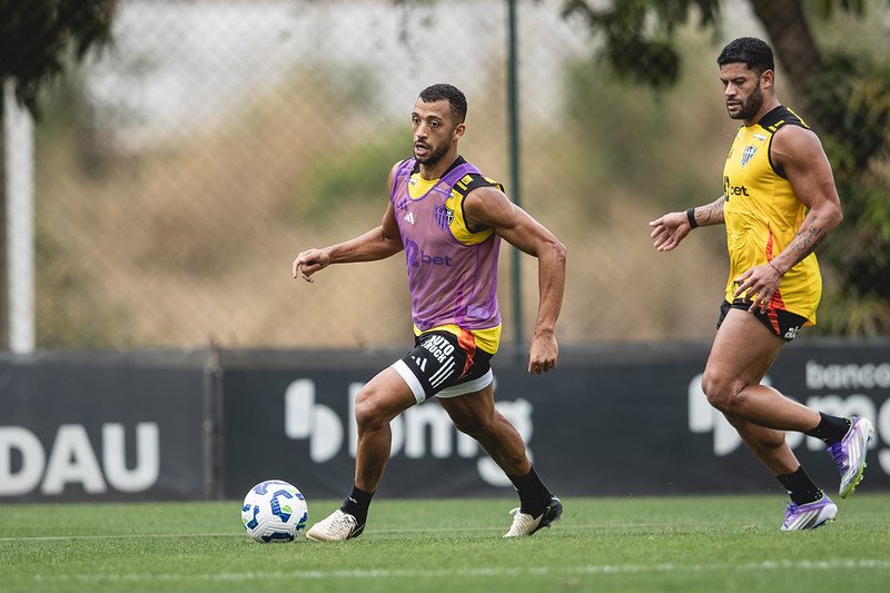 Vitor Hugo conduz a bola durante treinamento do Atlético; zagueiro deve ter sequência diante de bom momento individual - (foto: Pedro Souza/Atlético)