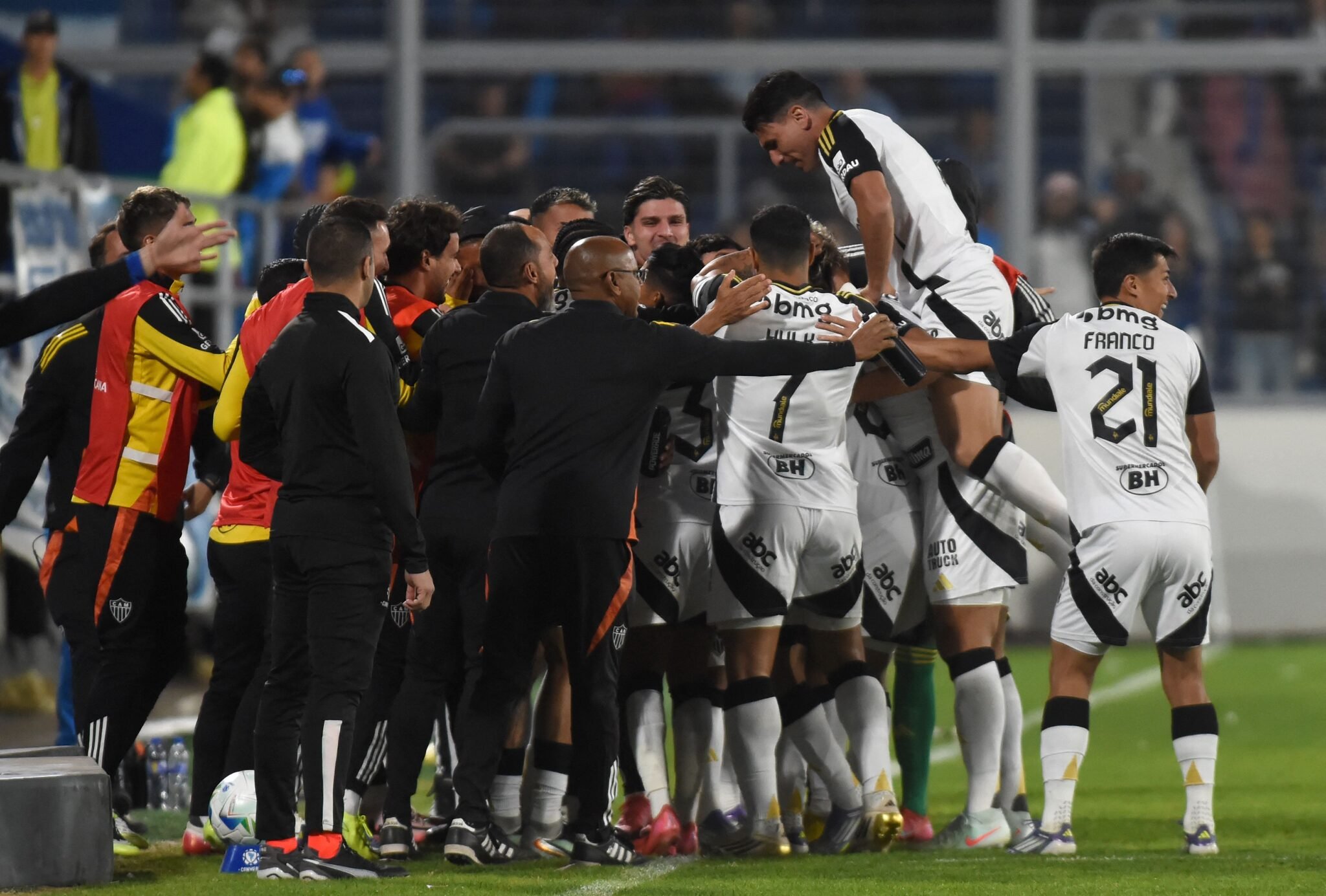 Jogadores do Atlético comemoram gol de Natanael sobre o Godoy Cruz - (foto: Andrés Larrovere/AFP)