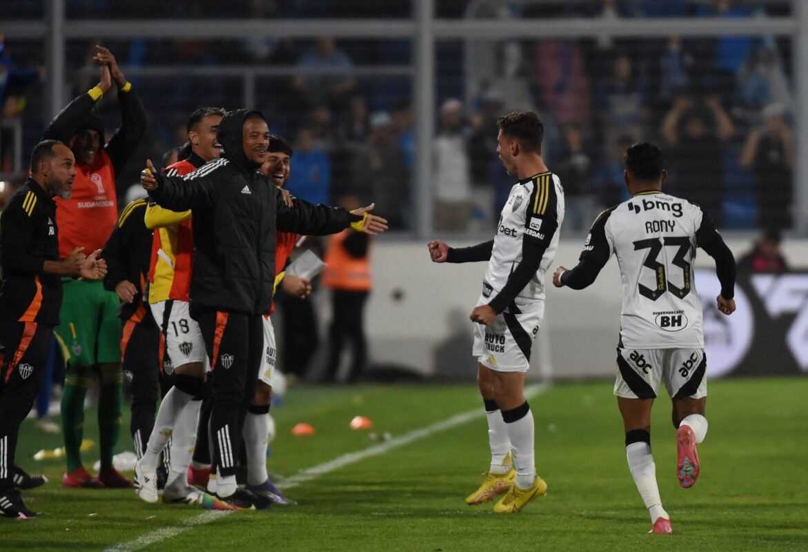 Jogadores do Atlético comemoram gol de Natanael sobre o Godoy Cruz (foto: Andrés Larrovere/AFP)