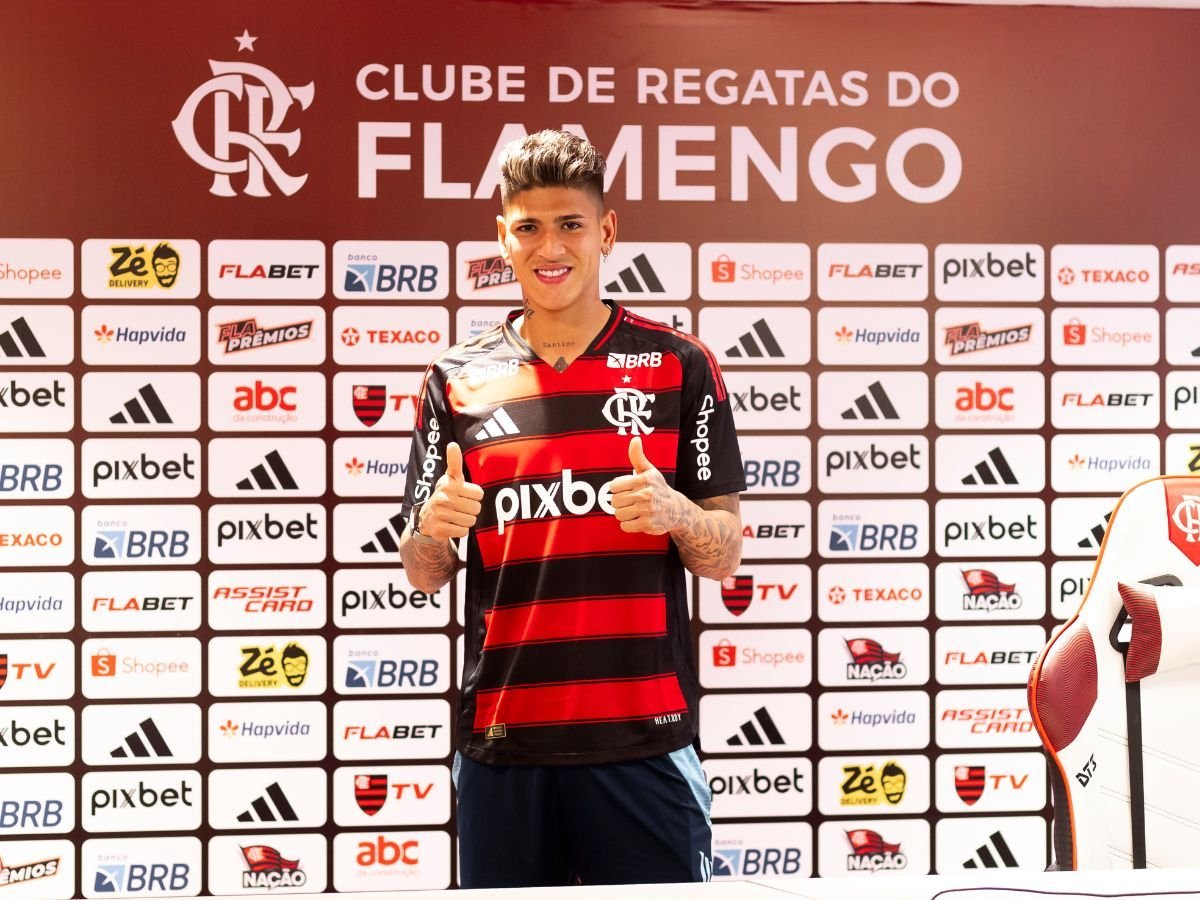 Jorge Carrascal acena positivamente durante a apresentação no Flamengo (foto: Adriano Fontes/Flamengo)