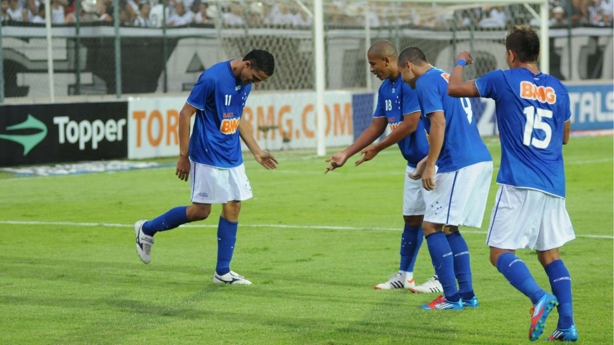 Anselmo Ramon comemora gol pelo Cruzeiro contra o Atlético - (foto: Jorge Gontijo/EM/D.A Press - 08/04/2012)
