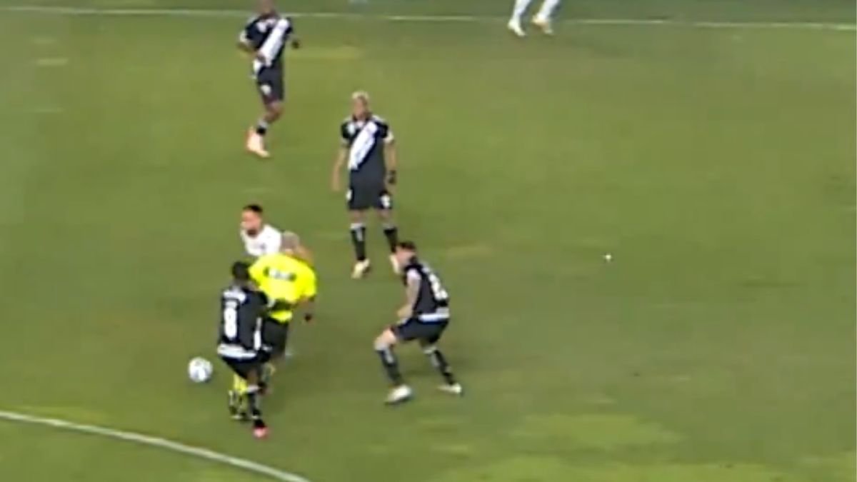 Jair deu 'rasteira' no árbitro Anderson Daronco (foto: Reprodução)