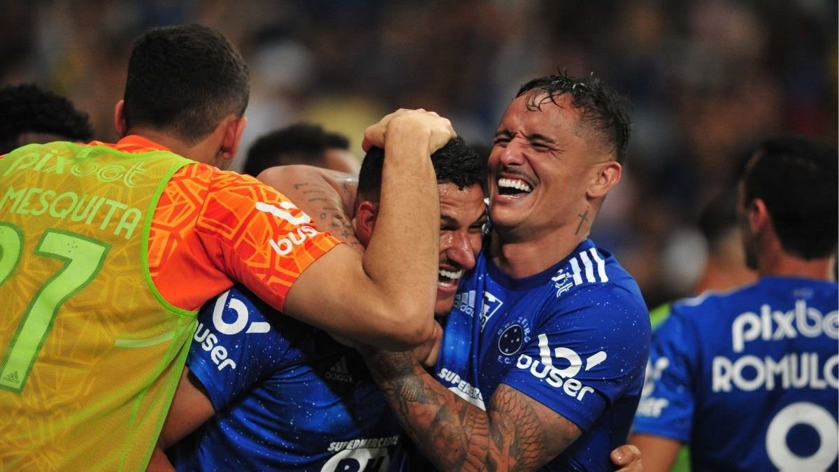 Edu abraçado a Luvannor em comemoração de gol do Cruzeiro (foto: Alexandre Guzanshe/EM/D.A Press)