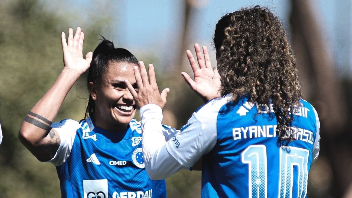 Jogadoras do Cruzeiro comemoram gol (foto: Gustavo Martins/ Cruzeiro)