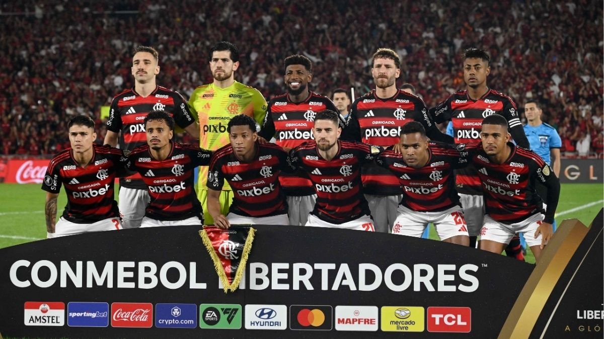 Time do Flamengo perfilado antes de duelo na Libertadores (foto: MAURO PIMENTEL / AFP)