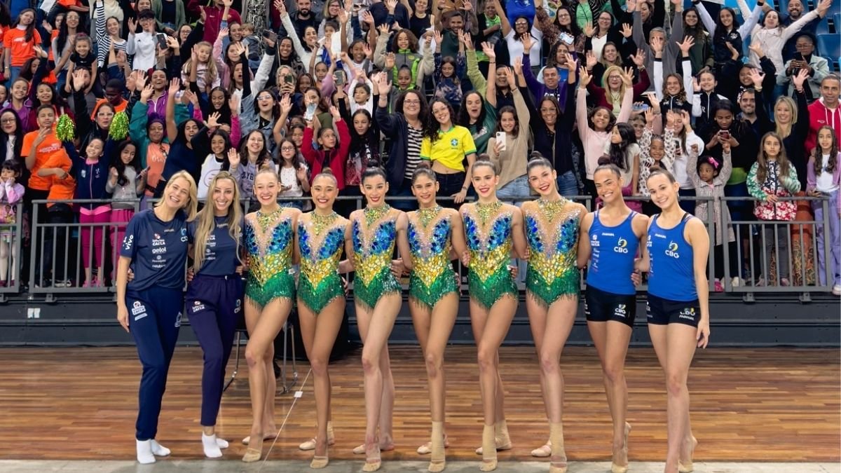 Seleção de Conjunto junto com a torcida brasileira (foto: Divulgação/CBG)