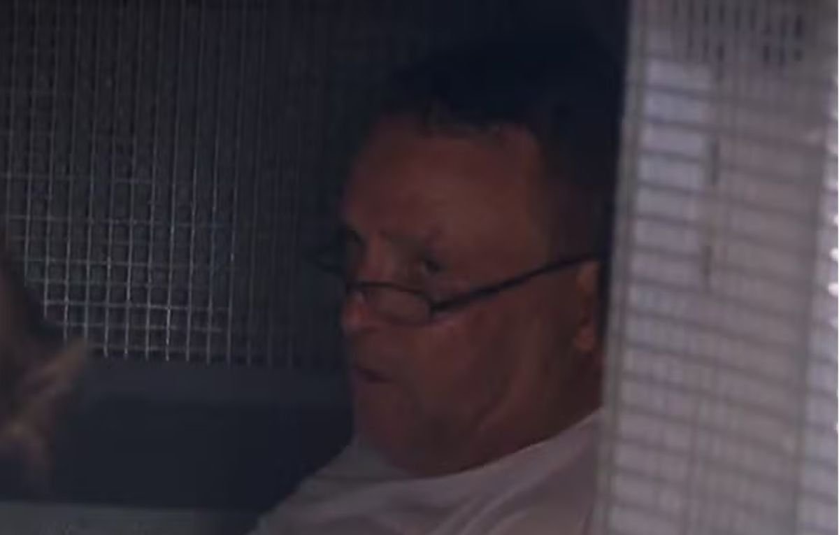 Sebastião Tomé Gomes dentro de um viatura da polícia (foto: Reprodução / TV Globo)