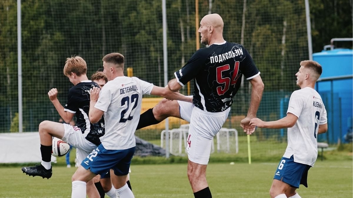 Pavel Podkolzin em estreia no futebol (foto: Divulgação/Amkal Moscou)