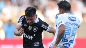 Artur, do Botafogo, e Lucas Romero, do Cruzeiro - Crédito: 