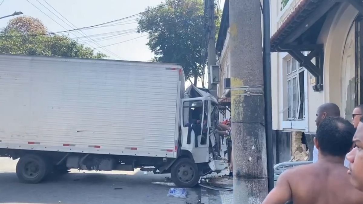 Caminhão bateu na fachada histórica de São Januário (foto: Reprodução/Redes sociais)