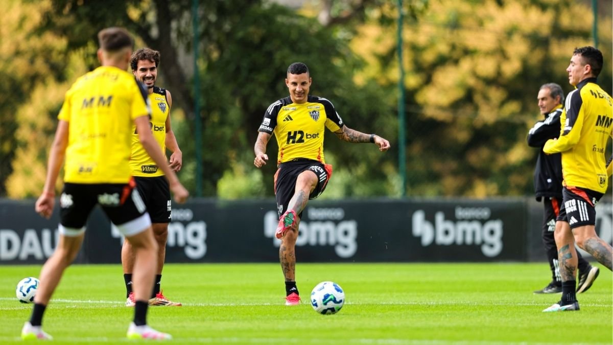 Jogadores do Atlético durante treino (foto: Paulo Henrique França / Atlético)