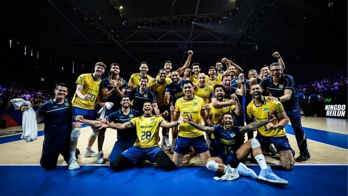 Jogadores do Brasil comemoram medalha de bronze na VNL 2025 (foto: VNL)