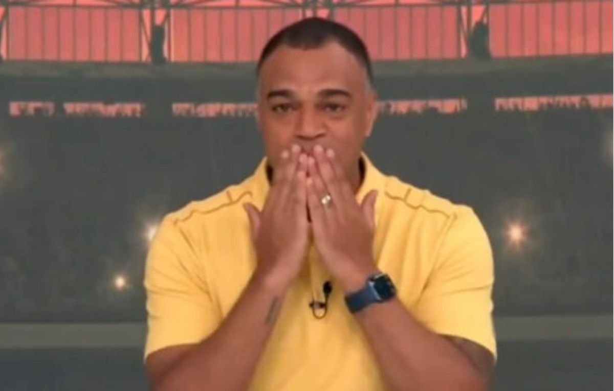 Denílson, de camisa amarela, coma mão na boca (foto: Reprodução de vídeo)