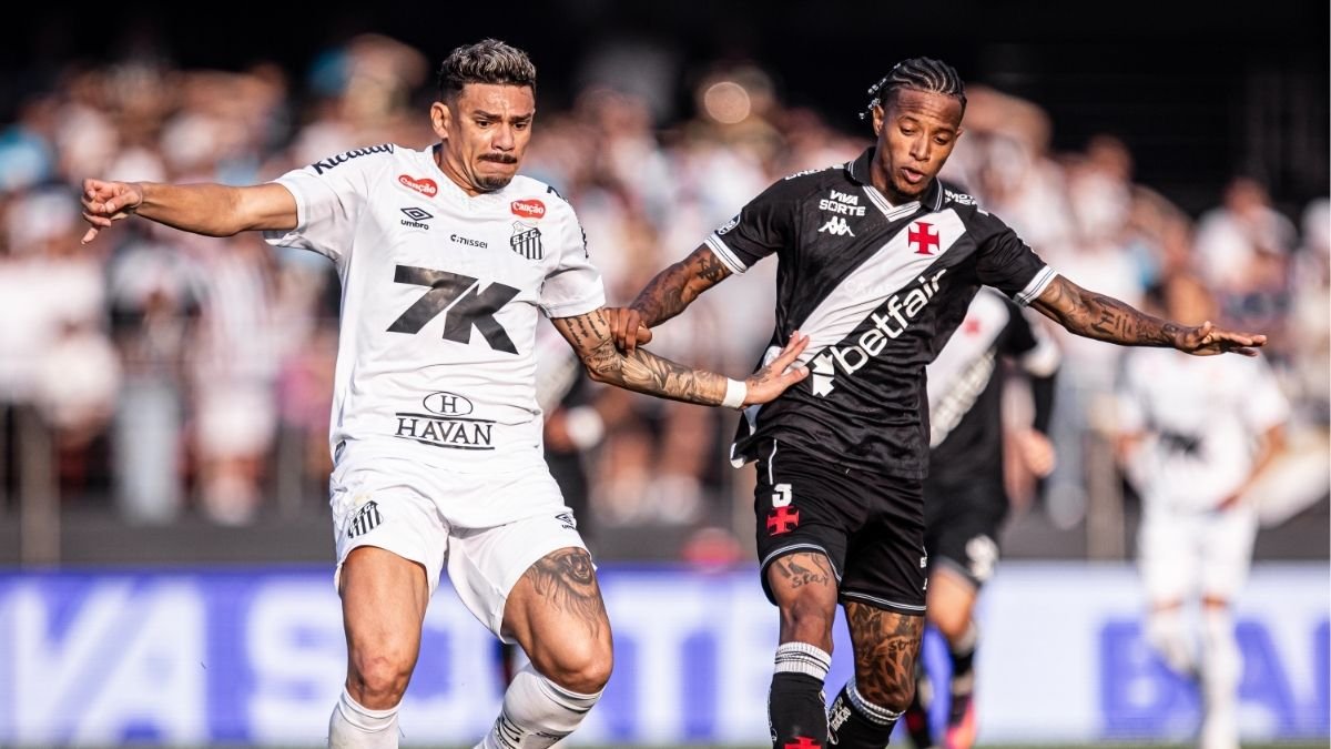 Tiquinho Soares, do Santos, e Tchê Tchê, do Vasco (foto: Raul Baretta/ Santos FC)