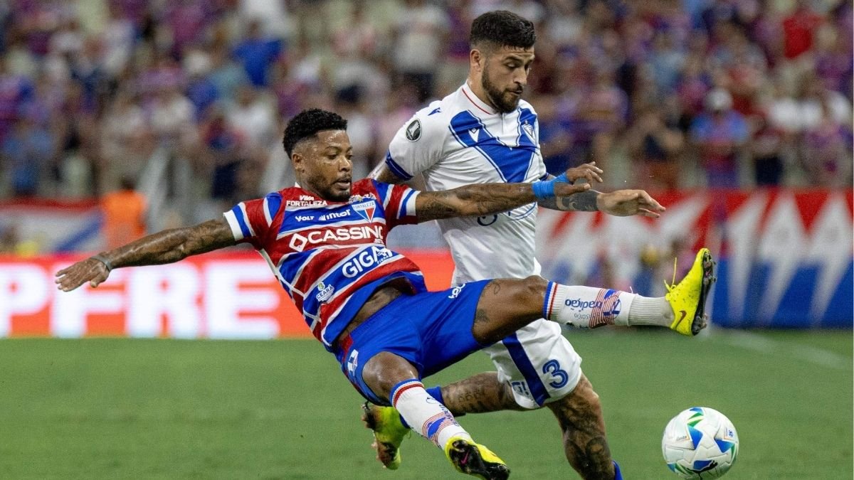 Marinho, do Fortaleza, e Elias Gomez, do Vélez (foto: Thiago GADELHA / AFP)