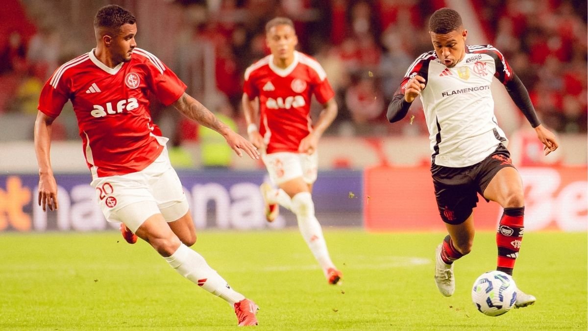 Clayton, do Internacional, e Samuel Lino, do Flamengo (foto: Adriano Fontes/Flamengo)