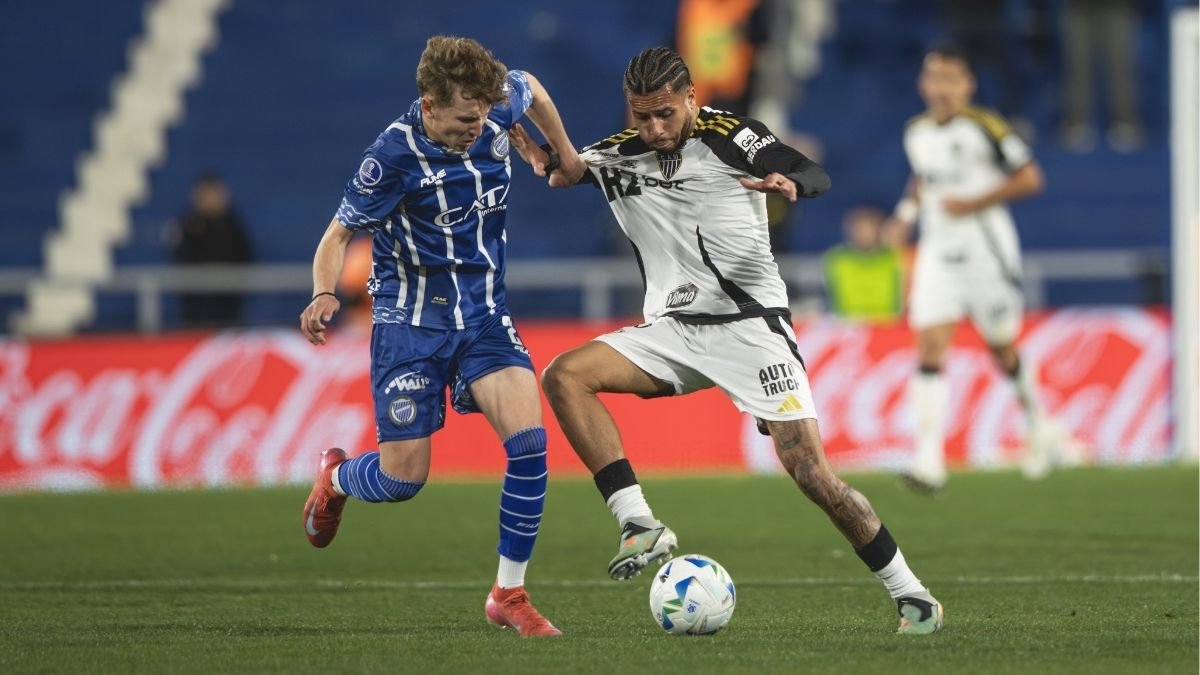 Andino e Alexsander em disputa de bola (foto: Pedro Souza / Atlético)