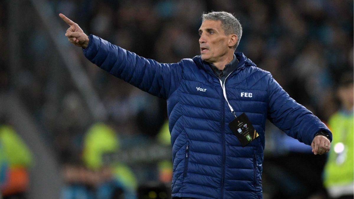 Juan Pablo Vojvoda com casaco do Fortaleza (foto: JUAN MABROMATA / AFP)