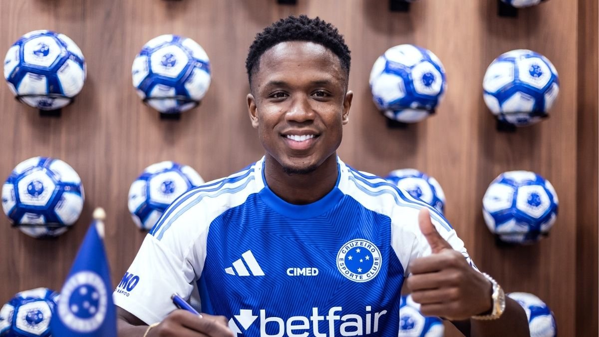 Sinisterra assinando com o Cruzeiro (foto: Divulgação/Cruzeiro)