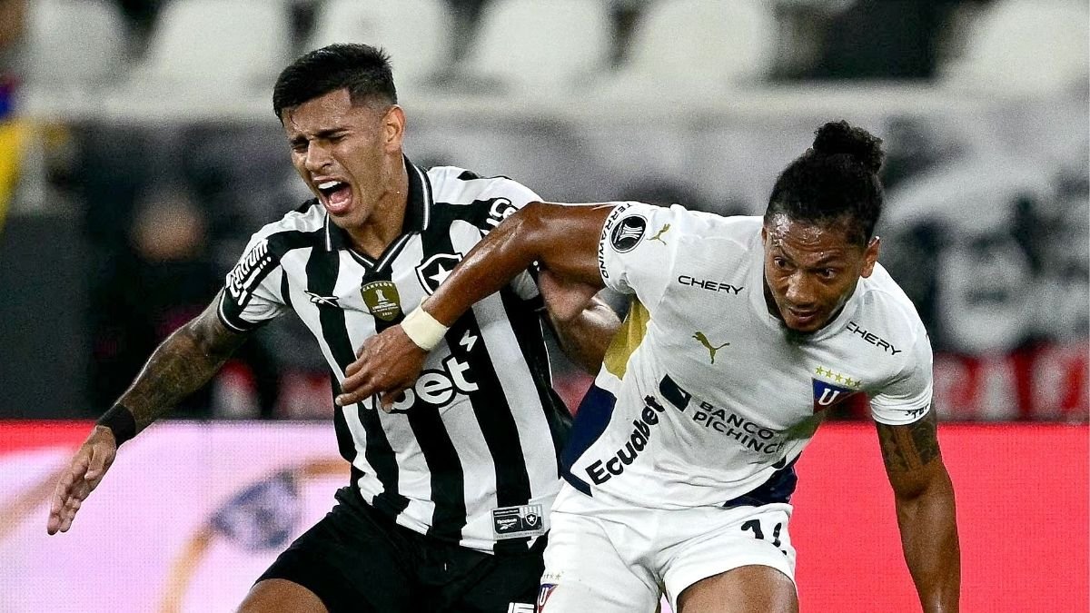 David Ricardo, do Botafogo, e José Quintero, da LDU (foto: Pablo PORCIUNCULA / AFP)