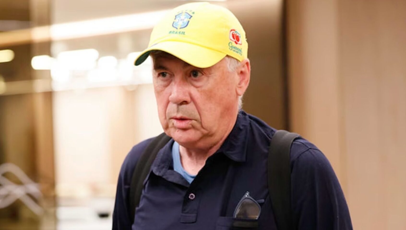 Carlo Ancelotti, técnico da Seleção Brasileira, de boné amarelo e camisa azul escura (foto: Rafael Ribeiro/CBF)