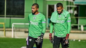 Goleiro Dalberson, do América, à esquerda - Crédito: 