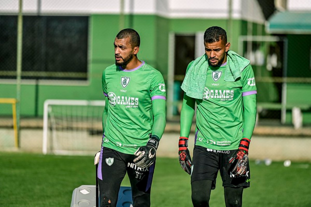 Goleiro Dalberson e Jori, do América (foto: Mourão Panda/América)