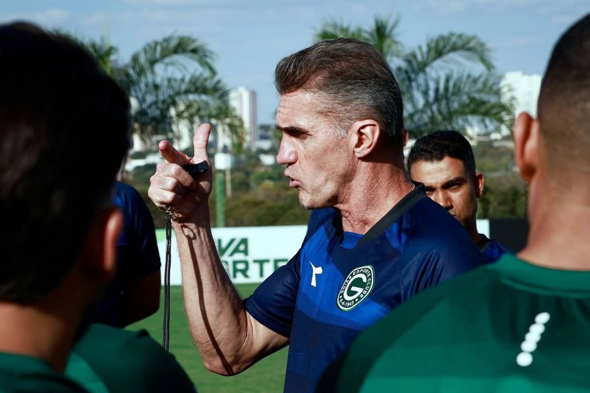 Vagner Mancini durante treino do Goiás (foto: Divulgação/América)
