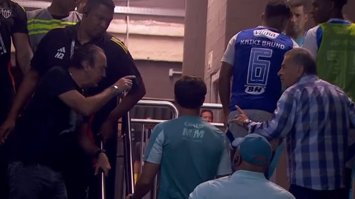 Cuca e Paulo Pelaipe na Arena MRV após Atlético e Cruzeiro - (foto: Reprodução Amazon Prime Video)