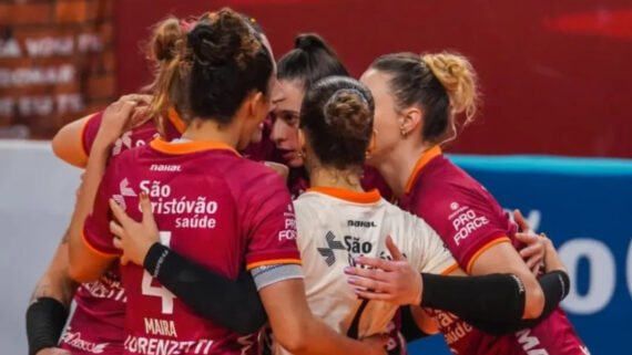 Time do Osasco durante o Paulista Feminino de Vôlei (foto: Carolina Oliveira / Divulgação Osasco)